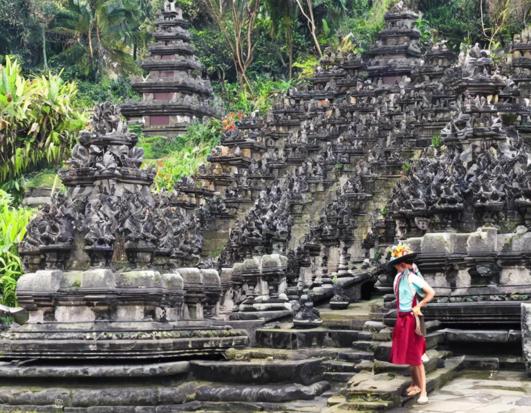 Etika Berkunjung ke Pura di Bali