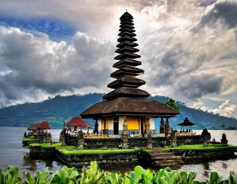 1. Pura Ulun Danu Bratan: Keindahan Alam dan Sejarah