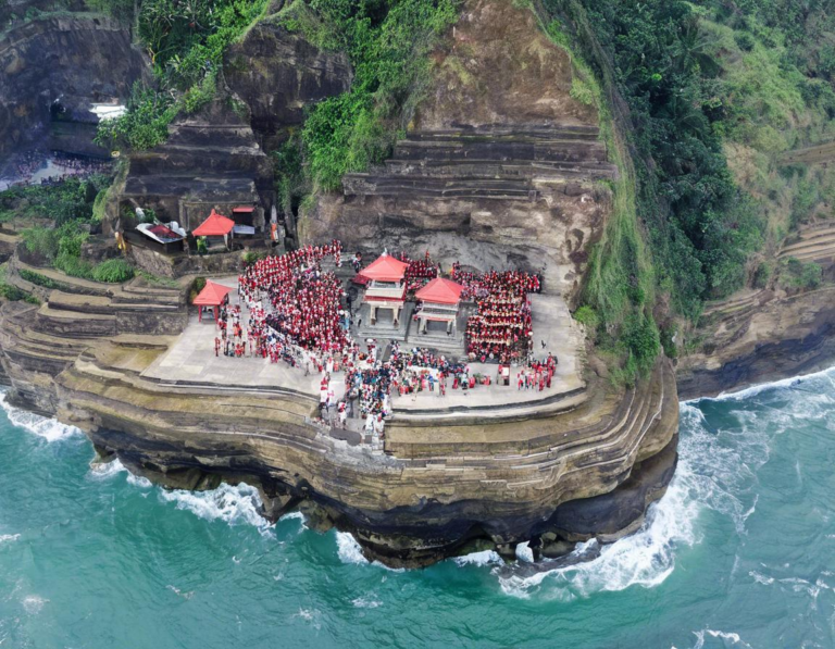 1. Pura Uluwatu: Kuil di Tebing dengan Sejarah Spiritual yang Mendalam