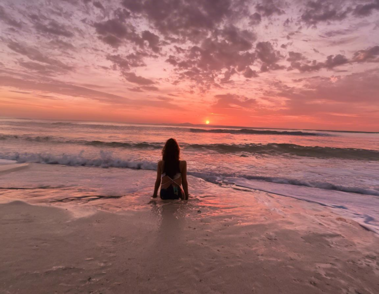 2. Menikmati Sunset di Pantai