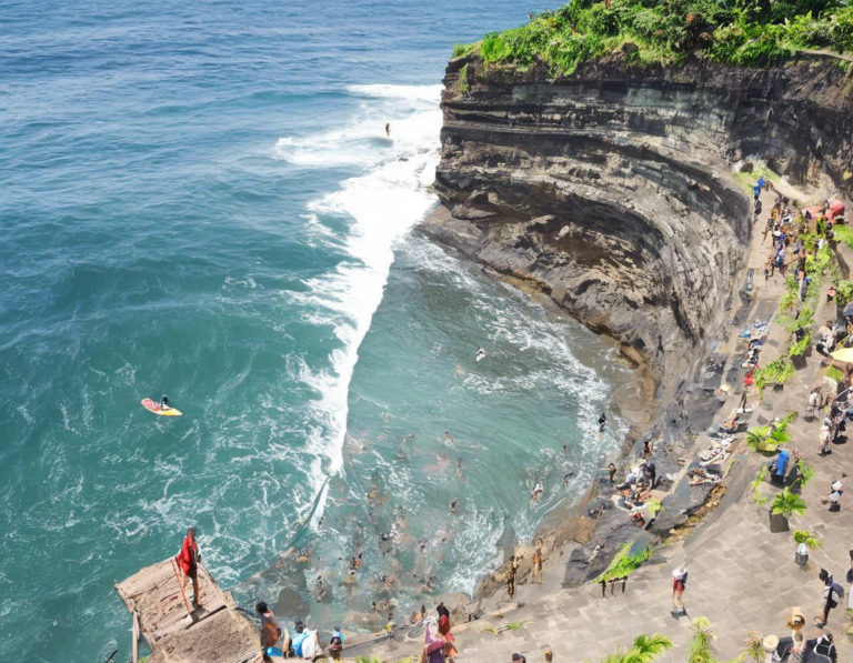 2. Pantai Uluwatu: Tempat Surfing Legendaris