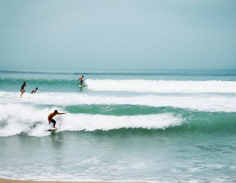 3. Pantai Kuta: Surfing yang Mudah diakses