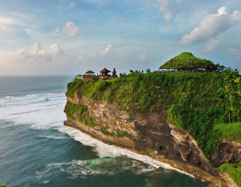 3. Pura Uluwatu: Keindahan Alam dan Legenda Mistis