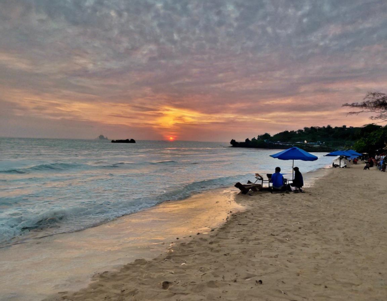 Pantai Jimbaran: Menikmati Seafood Segar dan Sunset Romantis