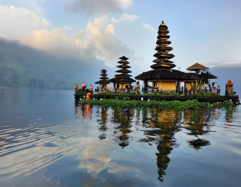 Pura Ulun Danu Bratan: Keindahan di Tengah Danau